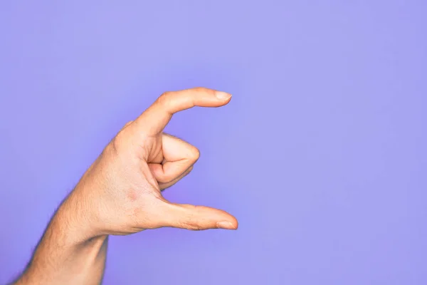 Mano Joven Caucásico Mostrando Los Dedos Sobre Fondo Púrpura Aislado — Foto de Stock