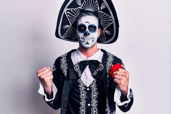 Mladý Muž Oblečený Mexickém Dni Mrtvého Kostýmu Nad Bílou Nadšený — Stock fotografie