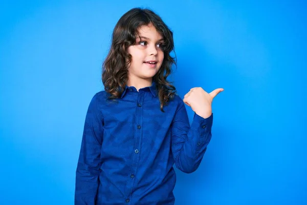 Söt Latinamerikansk Barn Med Långt Hår Bär Casual Kläder Ler — Stockfoto