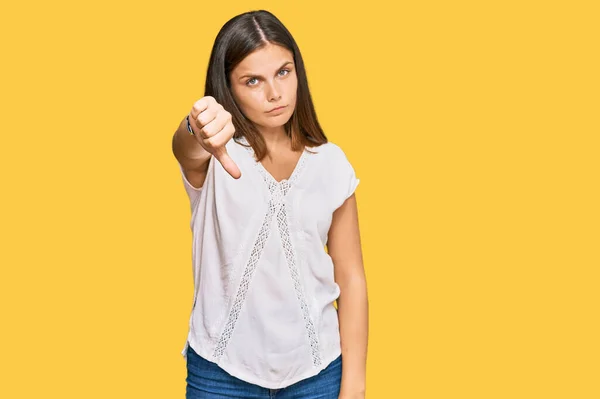 Jeune Femme Caucasienne Portant Des Vêtements Décontractés Regardant Malheureux Colère — Photo