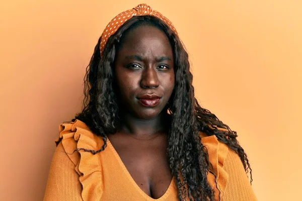Sarı Arka Planda Sıradan Kıyafetler Giyen Afrikalı Genç Bir Kadın — Stok fotoğraf