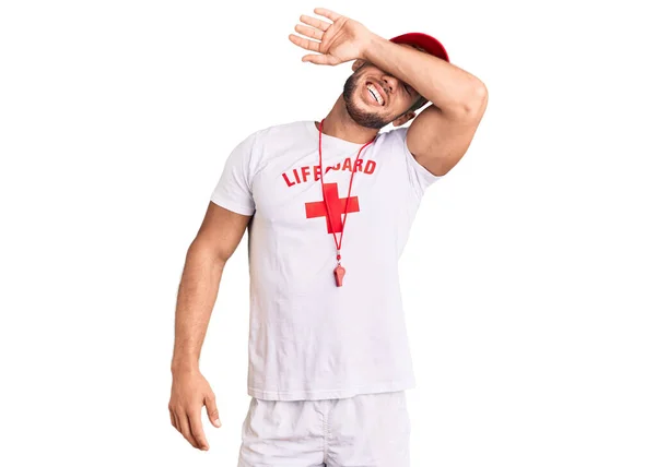 Jovem Caucasiano Vestindo Salva Vidas Shirt Segurando Assobio Cobrindo Olhos — Fotografia de Stock