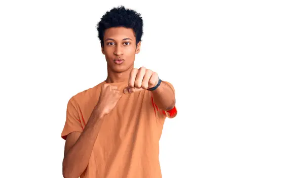 若いアフリカ系アメリカ人の男性は 積極的かつ怒りの攻撃 脅威と暴力のために拳をパンチカジュアル服を着て — ストック写真