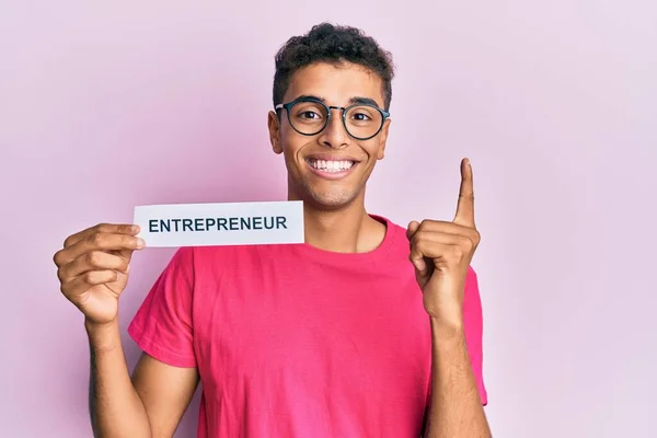 Jovem Afro Americano Bonito Segurando Papel Empreendedor Sorrindo Com Uma — Fotografia de Stock