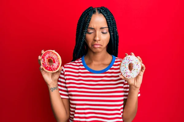 Mooie Spaanse Vrouw Met Lekkere Kleurrijke Donuts Depressief Zorgen Voor — Stockfoto