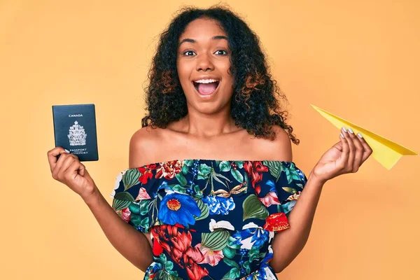 Genç Afrikalı Amerikalı Kadın Elinde Kağıt Uçak Kanada Pasaportu Ile — Stok fotoğraf