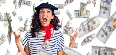 Orta yaşlı, güzel bir kadın, Fransız beresi takmış, fular takmış, deli gibi bağırıyor, agresif bir ifadeyle bağırıyor ve kollarını kaldırıyor. hüsran kavramı.