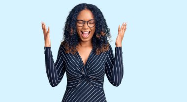 Sıradan kıyafetler ve gözlük takan Afrikalı genç bir kadın başarının çılgınlığını kutluyor kollarını kaldırmış, gözlerini kapatmış heyecanlı çığlıklar atıyordu. Kazanan konsept 