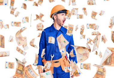 Genç İspanyol üniformalı kızgın ve kızgın bağıran sinirli sinirli sinirli, öfkeyle bağıran bir adam. öfke ve agresif konsept.