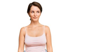 Kısa saçlı, esmer, sıradan yaz kıyafetleri giyen, yüzünde ciddi bir ifade olan genç bir kadın. Basit ve doğal bir şekilde kameraya bakıyorsun.. 