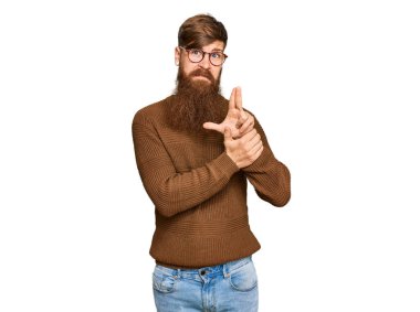 Genç İrlandalı kızıl elbiseli, gözlüklü, el hareketleriyle sembolik silah tutan, cinayet silahlarıyla oynayan, kızgın yüzlü bir adam. 