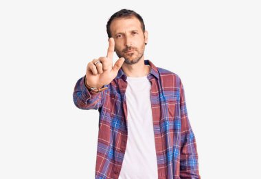 Genç, yakışıklı, gündelik giysiler giymiş, parmağını havaya kaldırmış, kızgın bir ifade takınan, hiçbir hareket göstermeyen bir adam. 