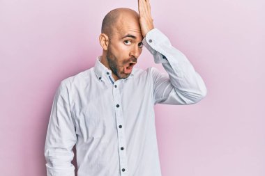 Gündelik giysiler giyen genç İspanyol bir adam hata için el ele tutuşup şaşırdı. Hatayı hatırla. Unuttum, kötü hafıza kavramı. 