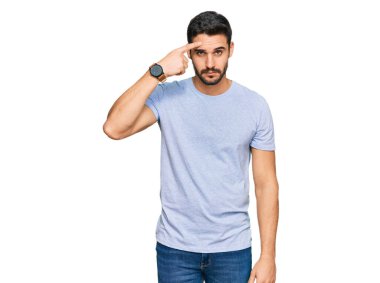 Alnındaki sivilceden mutsuz olduğunu gösteren günlük kıyafetler giyen genç İspanyol adam, siyah başlıklı çirkin enfeksiyon. sivilce ve deri problemi 