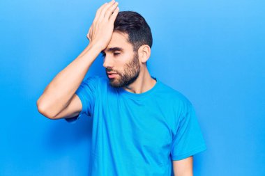 Sıradan tişörtler giyen sakallı genç ve yakışıklı bir adam. Hatalı olduğunu unutma. Unuttum, kötü hafıza kavramı. 