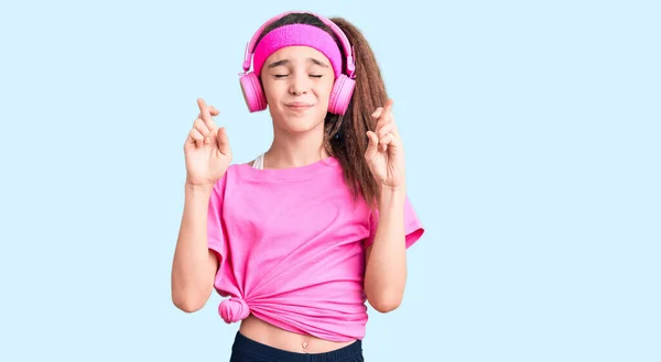 Χαριτωμένο Ισπανόφωνο Κορίτσι Φορώντας Ρούχα Γυμναστικής Και Χρησιμοποιώντας Ακουστικά Gesturing — Φωτογραφία Αρχείου