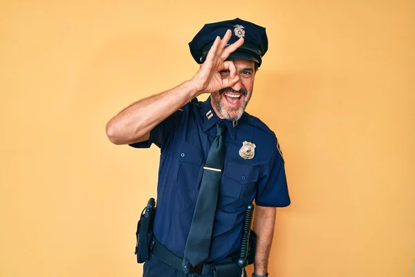 Middelbare Leeftijd Spaanse Man Draagt Politie Uniform Doet Gebaar Met — Stockfoto