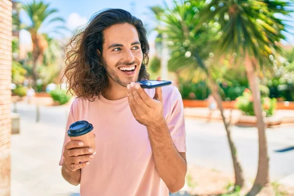 Jeune Homme Hispanique Souriant Heureux Parler Sur Smartphone Boire Café — Photo