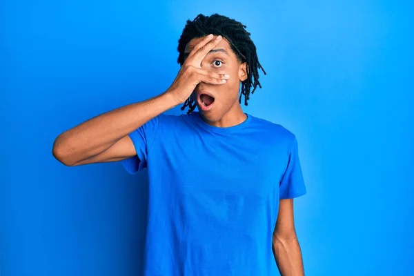 Jovem Afro Americano Vestindo Roupas Casuais Espreitando Choque Cobrindo Rosto — Fotografia de Stock