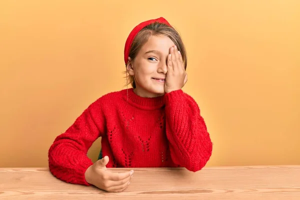 Klein Mooi Meisje Draagt Casual Kleren Zitten Tafel Bedekken Een — Stockfoto