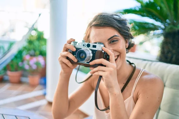 Joven Hermosa Mujer Caucásica Sonriendo Feliz Casa Tomando Fotos Utilizando — Foto de Stock