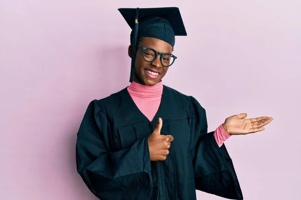 Young African American Girl Wearing Graduation Cap Ceremony Robe Showing — Stock Photo, Image
