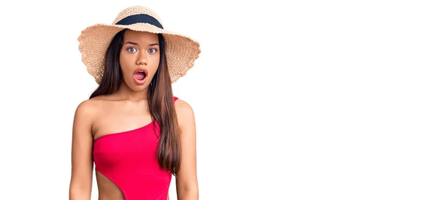 Young Beautiful Latin Girl Wearing Swimwear Summer Hat Afraid Shocked — Stock Photo, Image