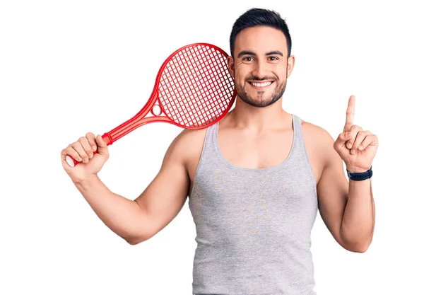 Ung Stilig Man Som Håller Tennisracket Förvånad Över Idé Eller — Stockfoto