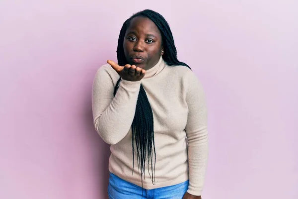 Jeune Femme Noire Avec Des Tresses Portant Pull Hiver Décontracté — Photo