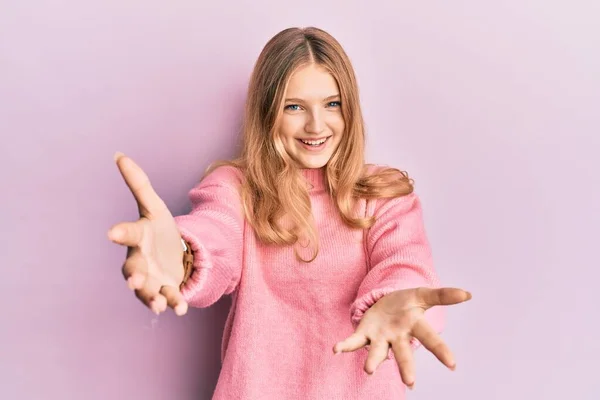 Hermosa Chica Caucásica Joven Con Ropa Casual Sonriente Alegre Ofreciendo —  Fotos de Stock