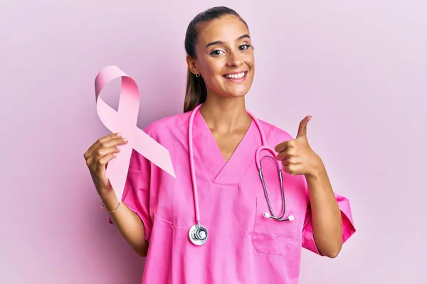 Mulher Hispânica Jovem Segurando Fita Câncer Rosa Sorrindo Feliz Positivo — Fotografia de Stock