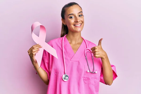 Mujer Hispana Joven Sosteniendo Cinta Cáncer Rosa Sonriendo Feliz Positivo —  Fotos de Stock