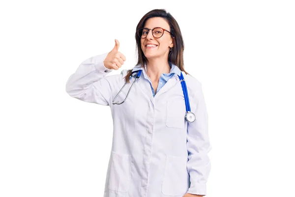 Ung Vacker Kvinna Bär Läkare Stetoskop Och Glasögon Gör Glada — Stockfoto