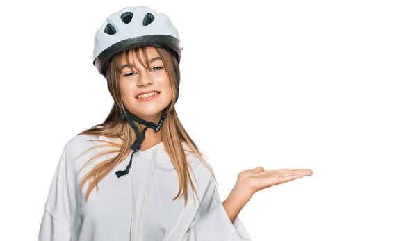 Bisiklet Kaskı Takan Neşeli Gülümseyen Avuç Içiyle Kameraya Bakan Beyaz — Stok fotoğraf