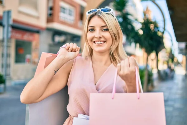 Junge Blonde Frau Lächelt Glücklich Und Hält Einkaufstüten Der Stadt — Stockfoto