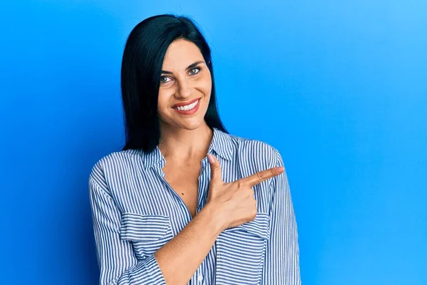 Giovane Donna Caucasica Indossa Abiti Casual Sorridente Allegro Che Indica — Foto Stock