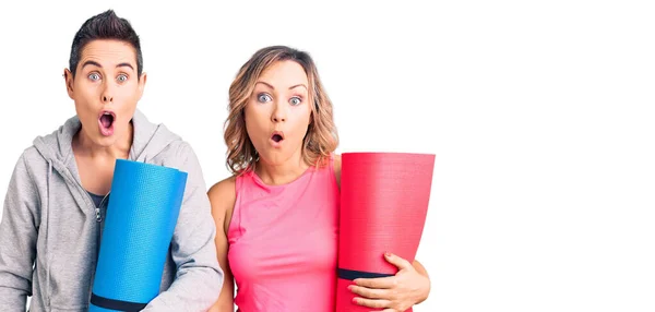 Couple Femmes Tenant Tapis Yoga Effrayé Étonné Avec Bouche Ouverte — Photo