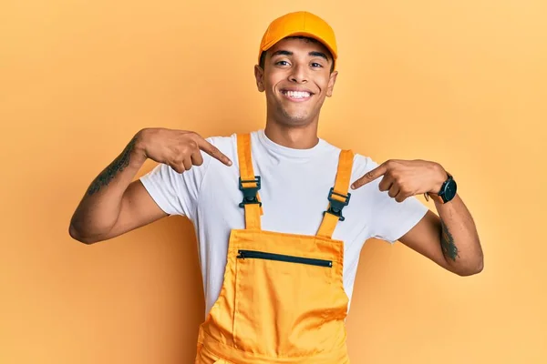 Ung Vacker Afrikansk Amerikansk Man Bär Händig Uniform Över Gul — Stockfoto