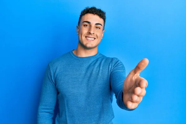 Jovem Hispânico Vestindo Camisola Inverno Casual Sorrindo Amigável Oferecendo Aperto — Fotografia de Stock