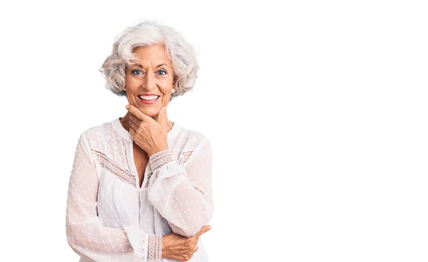 Eine Ältere Grauhaarige Frau Lässiger Kleidung Blickt Selbstbewusst Die Kamera — Stockfoto