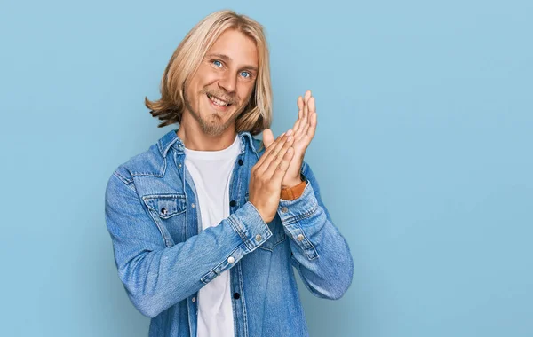 Caucasian Man Blond Long Hair Wearing Casual Denim Jacket Clapping — 스톡 사진