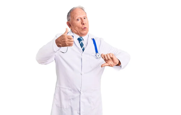 Hombre Pelo Gris Guapo Mayor Vistiendo Abrigo Médico Estetoscopio Haciendo —  Fotos de Stock