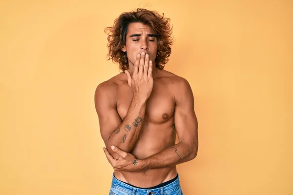 Joven Hispano Pie Sin Camisa Aburrido Bostezando Cansado Cubriendo Boca —  Fotos de Stock