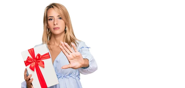 Bella Donna Bionda Possesso Regalo Con Mano Aperta Facendo Stop — Foto Stock