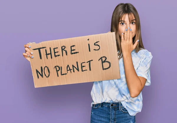 Adolescente Caucásica Chica Sosteniendo Hay Planeta Pancarta Que Cubre Boca — Foto de Stock