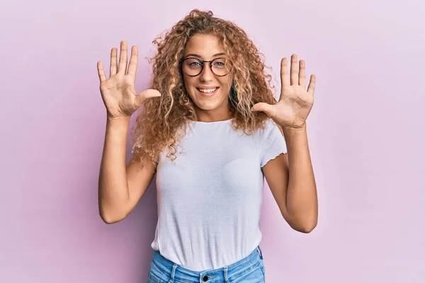 Menina Adolescente Branca Bonita Vestindo Shirt Branca Sobre Fundo Rosa — Fotografia de Stock