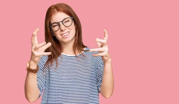 Gündelik Giysiler Gözlük Takan Genç Bir Kadın Öfkeden Çıldırmış Boğazlamaya — Stok fotoğraf
