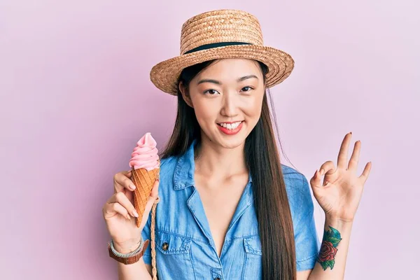 Νεαρή Κινέζα Γυναίκα Φορώντας Καλοκαιρινό Καπέλο Κρατώντας Παγωτό Κάνει Σημάδι — Φωτογραφία Αρχείου