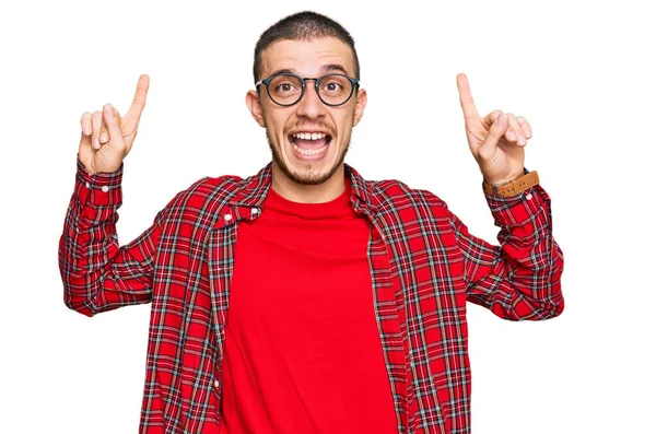 Jovem Hispânico Vestindo Roupas Casuais Sorrindo Espantado Surpreso Apontando Para — Fotografia de Stock