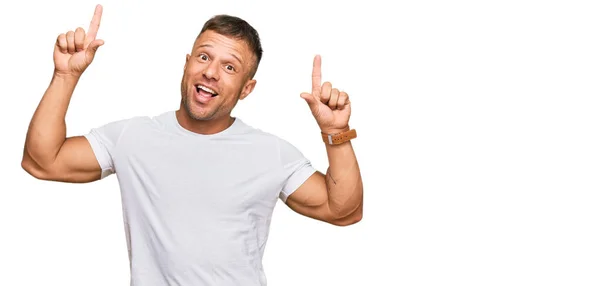 Bonito Homem Muscular Vestindo Camisa Branca Casual Sorrindo Espantado Surpreso — Fotografia de Stock